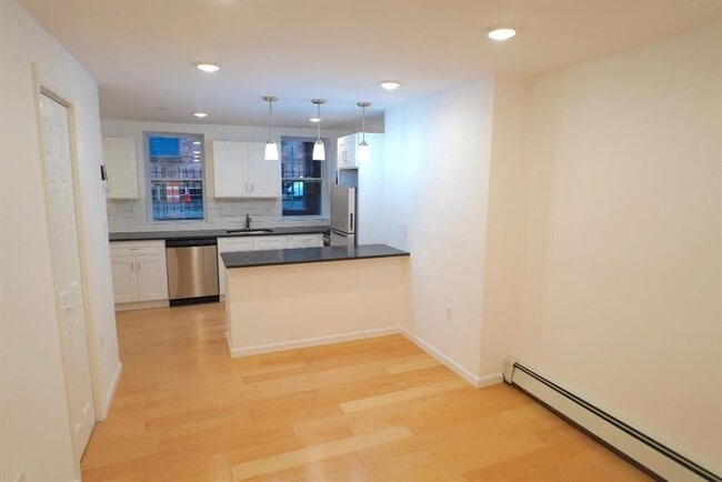 Building Photo - 86 Vroom St Rental