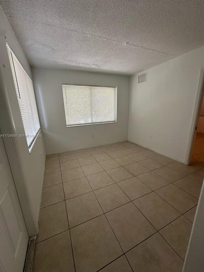 Photo - 101 NW 29th Ave Unidad 7