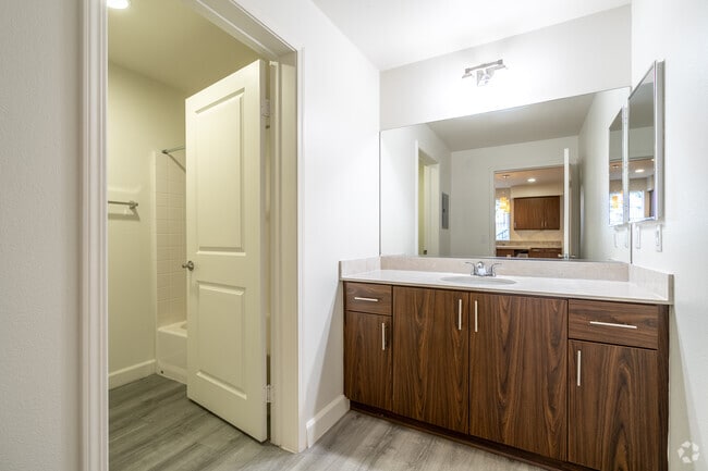 1BR, 1BA - 1071SF - BATHROOM