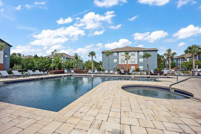 Relájese y descanse en la piscina estilo resort y el jacuzzi de Eagle Flatts Student Apartments en Hattiesburg - Eagle Flatts