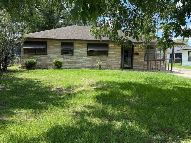 Building Photo - 3725 W Lynwood Dr