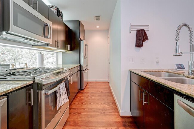 Photo - 2940 Commerce St Condo