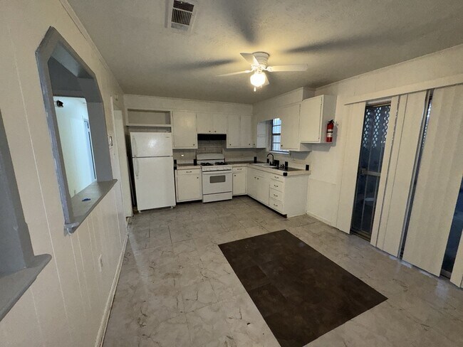 Photo - 5680 Queen Mary Ln