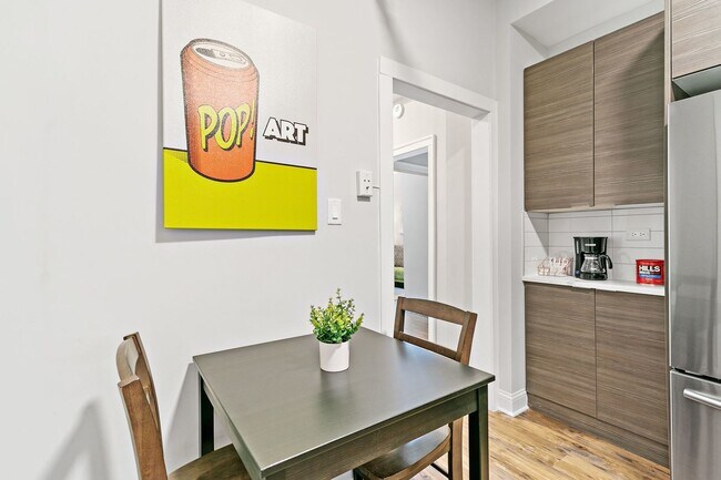 Photo - 635 W Roscoe St