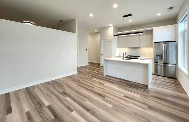 Photo - 1348 W Roscoe St