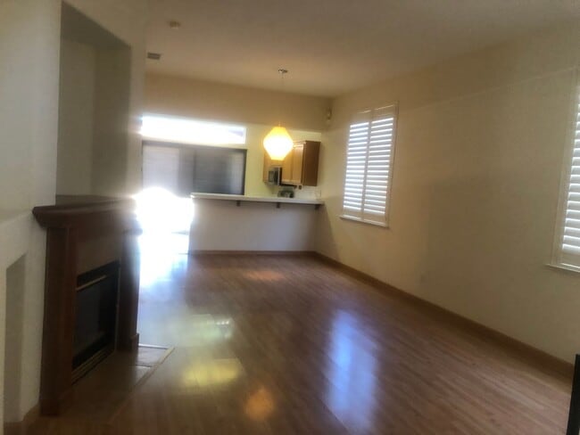 Photo - 537 Edenderry Dr