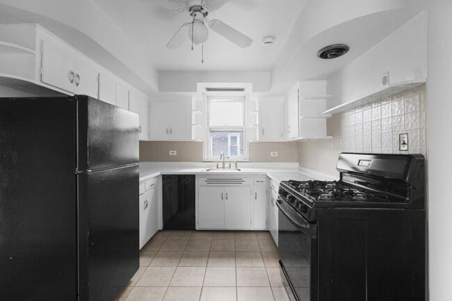 Building Photo - 2 bedroom in Chicago IL 60613 Unit 3 Rental