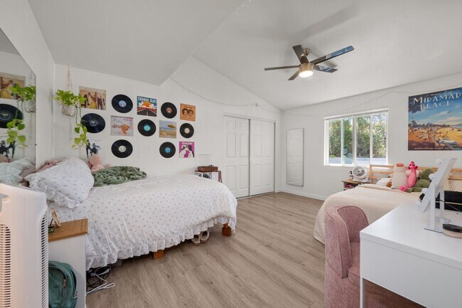 Building Photo - Private turfed yard!