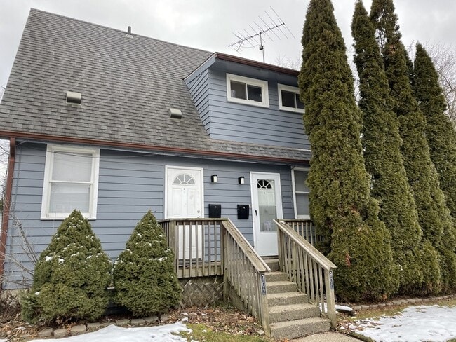 Building Photo - 900 Woodlawn Ave Unit Entire