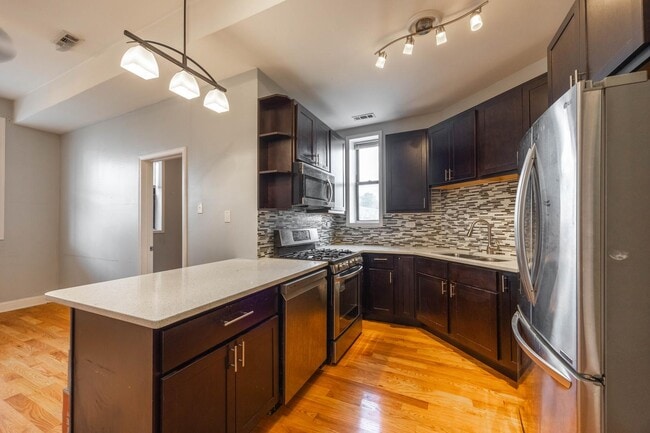 Building Photo - 2122 N Milwaukee Ave Unit 2