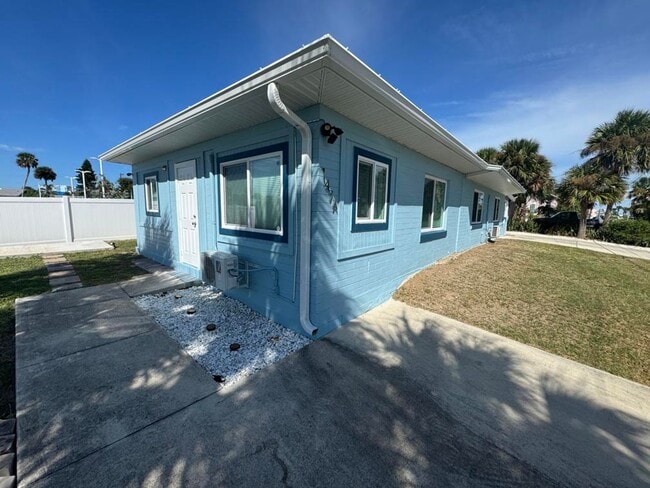 Building Photo - 1/1 Duplex in Daytona Beach Shores Rental