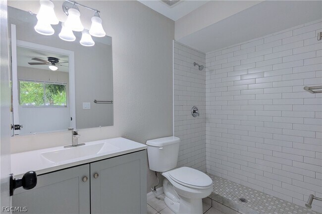 Photo - 427 NE Pine Island Ln