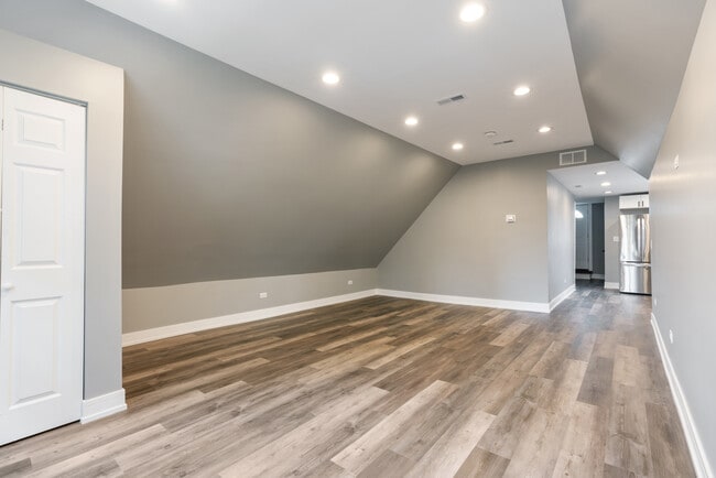 Building Photo - 4624 N Springfield Ave Unit 3