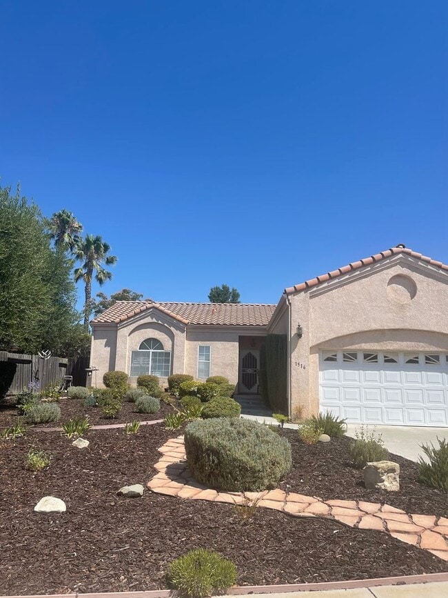 Building Photo - Spacious 3 Bedroom, 2-bathroom Beautiful H... Rental