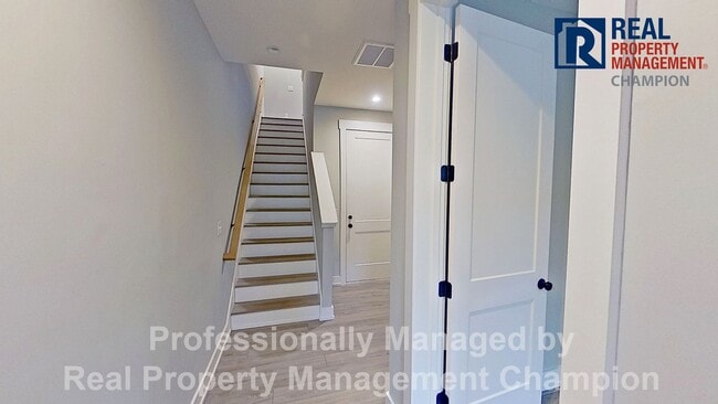 Building Photo - Bright & Open End Unit Townhome