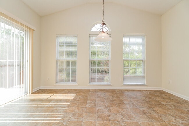 Photo - 413 Creekside Ln