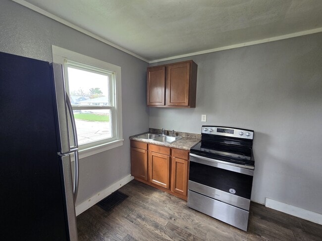 Photo - 609 1st St E