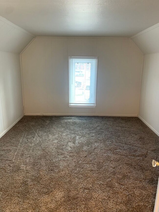 MOVE IN SPECIAL! REMAINDER OF OCTOBER RENT... House House Rental in