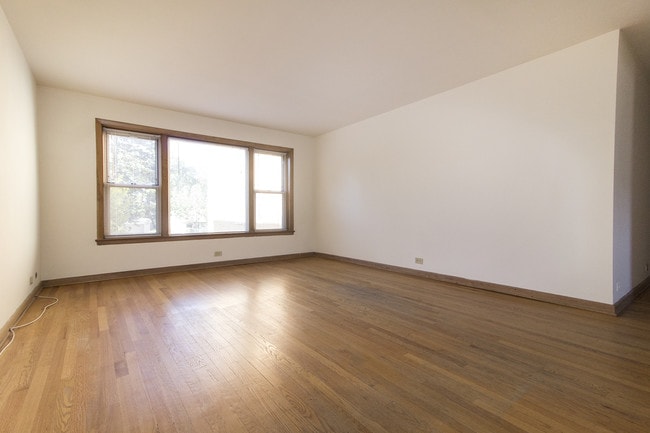 Photo - 4615-25 Davis