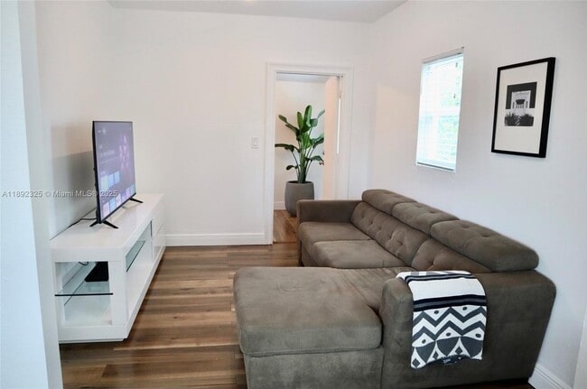 Photo - 564 NW 51st St Unidad C