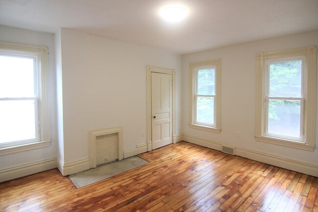 Building Photo - 707 Lamar Ave Rental