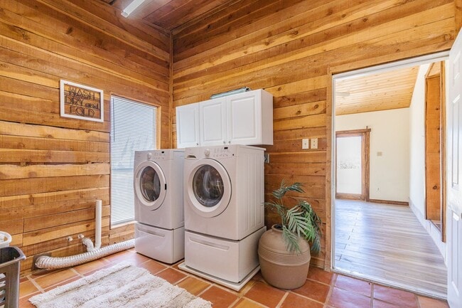 Photo - Private 3 bedroom, 1 bath with Large Fenced-in Backyard