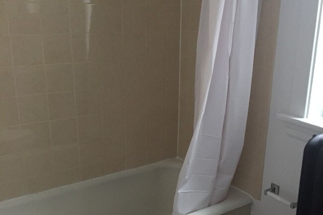 Bathroom - 4701 St Louis Ave Unidad 5