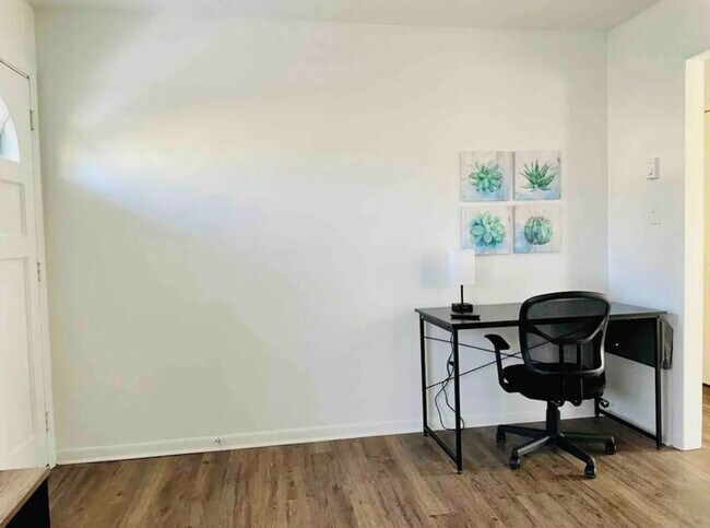 Photo - 214 Bedford Dr