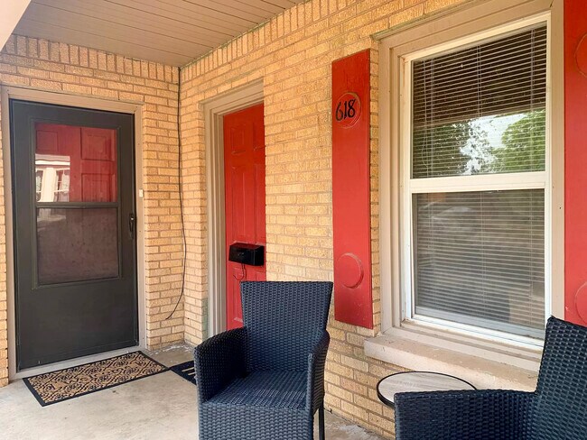 Photo - 618 College Dr