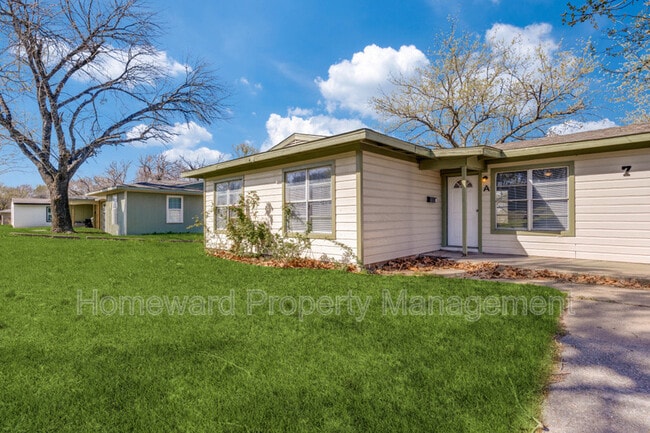 Building Photo - 7 Pershing Dr