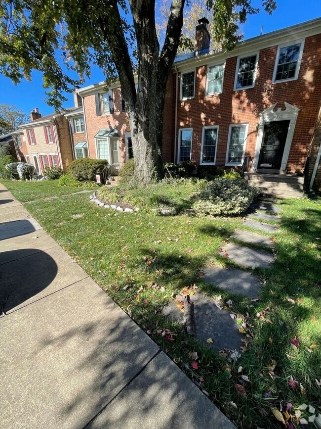 Building Photo - Beautiful 3 Bed 2/2 Bath Brick Townhome Wi...