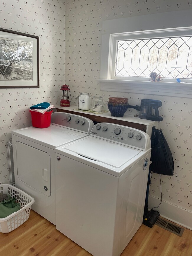 Laundry - 6N201 Denker Rd Unidad Farm House