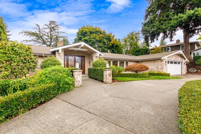 Photo - Welcoming Clyde Hill 5 Bedroom 3 Bath Home