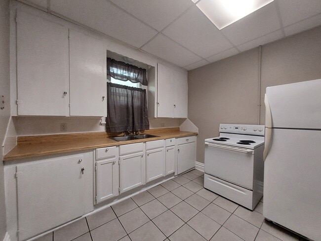 Building Photo - 292 Hudson Ave Unit B