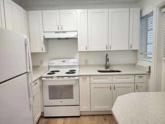 Photo - 319 SE 11th Ave