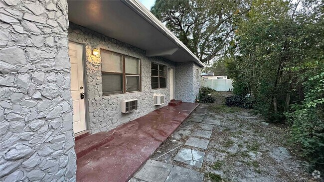 Building Photo - 1808 NW 9th St Unit 1-2 Rental