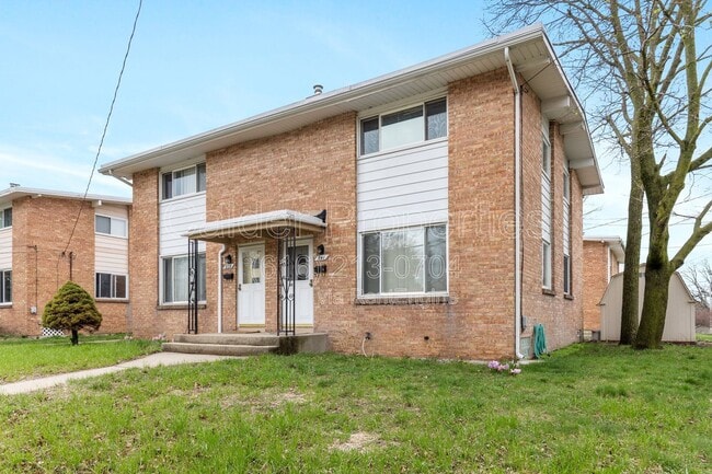 Photo - 841 Houseman Ave NE