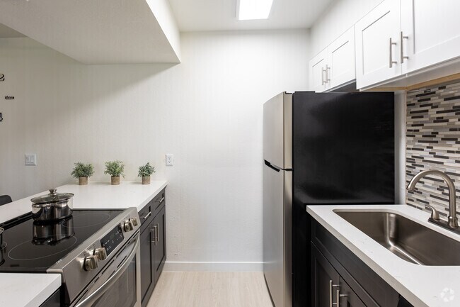 2BR, 2BA - 931 SF