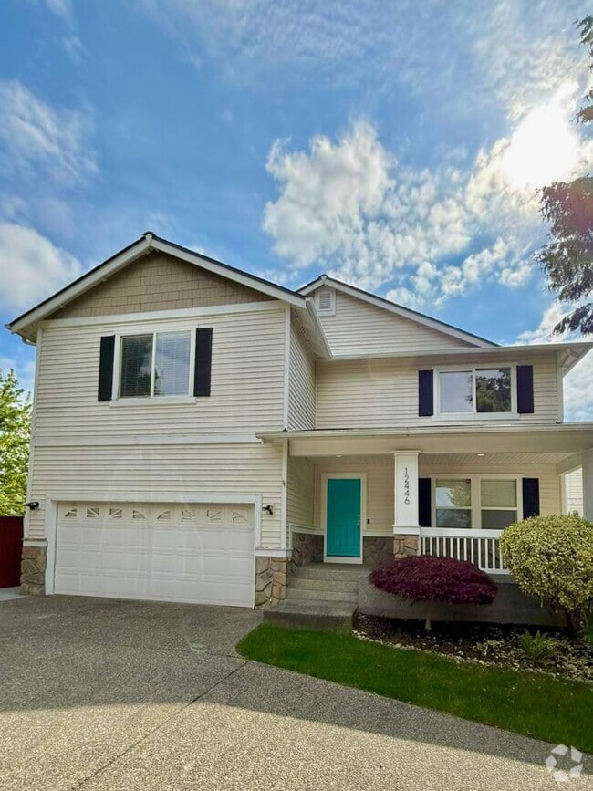 Building Photo - Spacious 4-Bedroom Berkshire Glen Home wit...