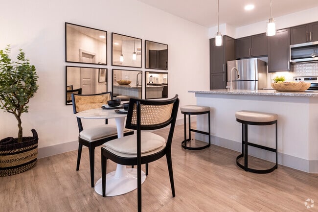 1 habitación, 1 baño, 736 pies cuadrados - Comedor