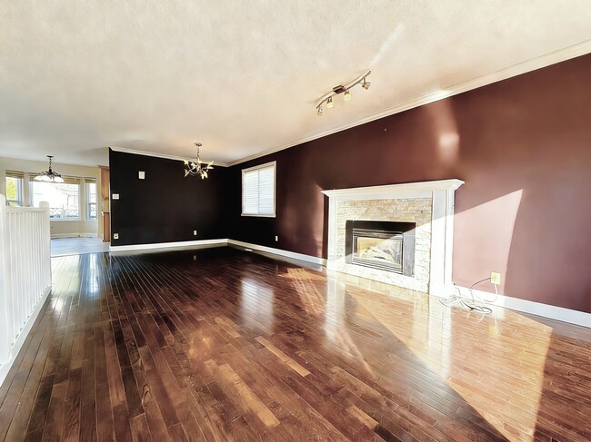 Photo - 9209-9213 213 St