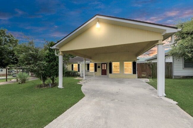 Building Photo - 7722 Elm St Rental