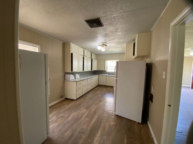 Building Photo - Spacious, remodeled 4 Bed, 2 Bath Home in ...