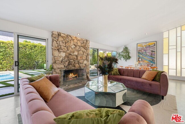 1155 E Mesquite Ave