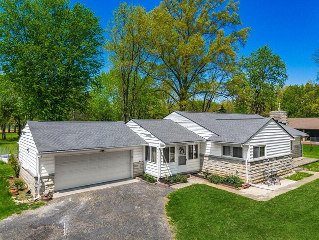 Building Photo - 711 Country Club Rd