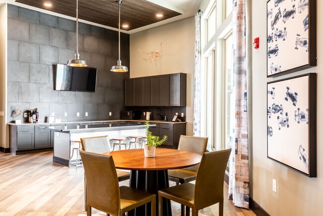 Photo - The Woodford on Mockingbird