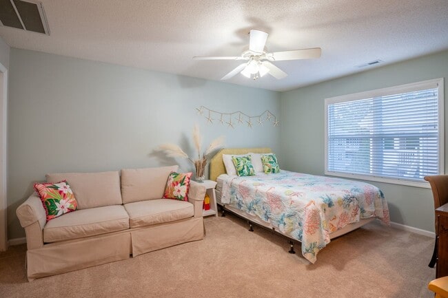 Photo - EFFICIENCY AVAILABLE LONG OR SHORT TERM @ ...