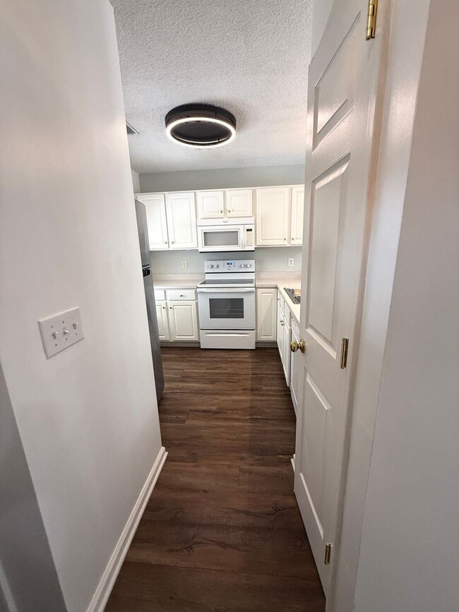 Photo - RENT SPECIAL! Updated Holten Place, top fl...