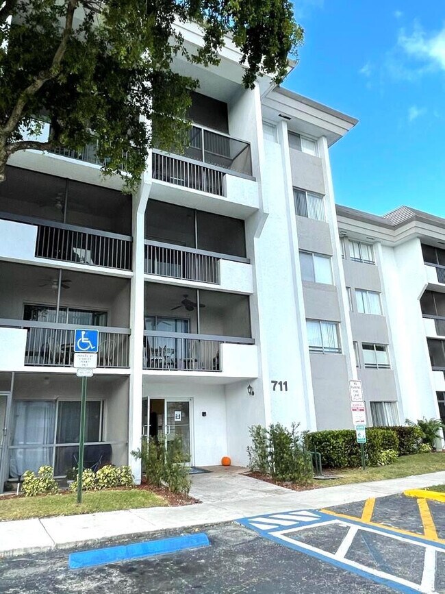 Building Photo - 711 N Pine Island Rd Unit 305