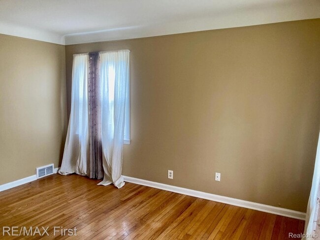 Photo - 23471 Rensselaer St